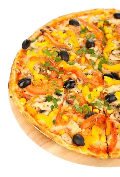 Pizza savoureuse aux légumes, poulet et olives isolés sur blanc — Photo