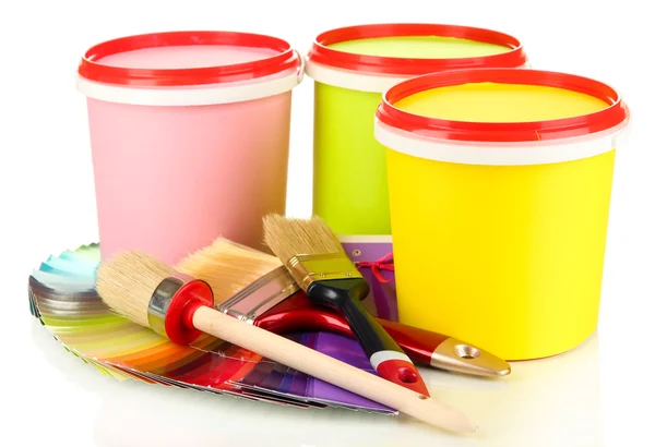 Conjunto para pintura: vasos de pintura, pincéis, rolo de pintura isolado em branco — Fotografia de Stock