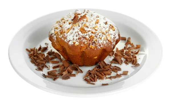 Gâteau au muffin savoureux avec sucre en poudre et chocolat sur assiette, isolé sur blanc — Photo