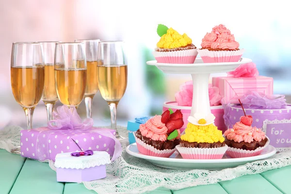 축제 테이블 룸 배경에 맛 있는 아름 다운 컵 케이크 — 스톡 사진