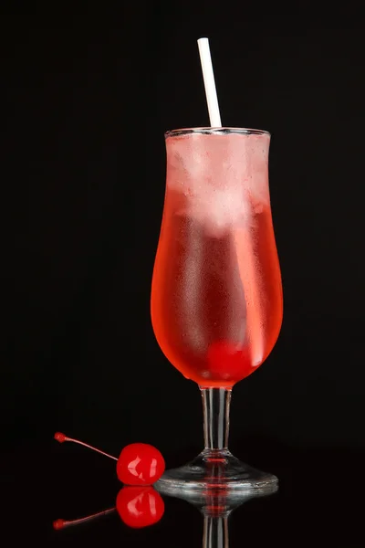 Cherry cocktail met ijs geïsoleerd op zwart — Stockfoto