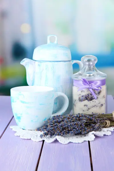 Frasco de açúcar de lavanda e flores de lavanda frescas em fundo brilhante — Fotografia de Stock