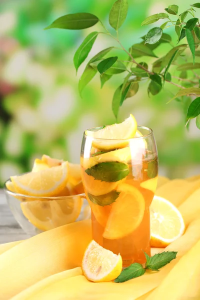 Buzlu çay limon ve nane masada açık havada — Stok fotoğraf