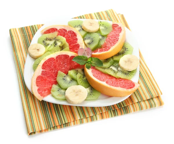 Surtido de frutas en rodajas en plato, aisladas en blanco —  Fotos de Stock