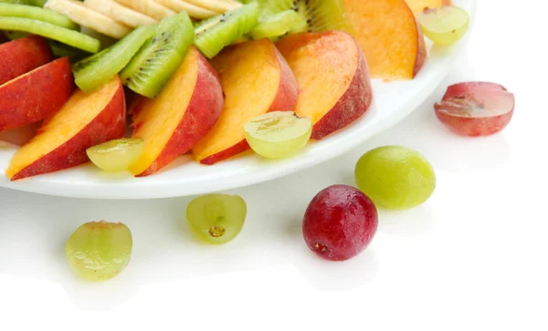 Ассортимент нарезанных фруктов на тарелке, изолированных на белом — стоковое фото