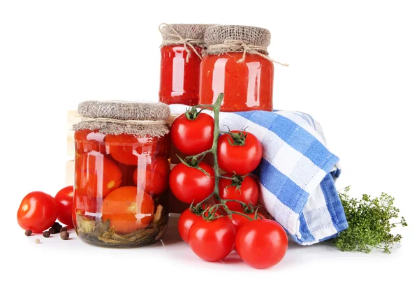 Läckra konserverad och färska tomater, isolerad på vit — Stockfoto