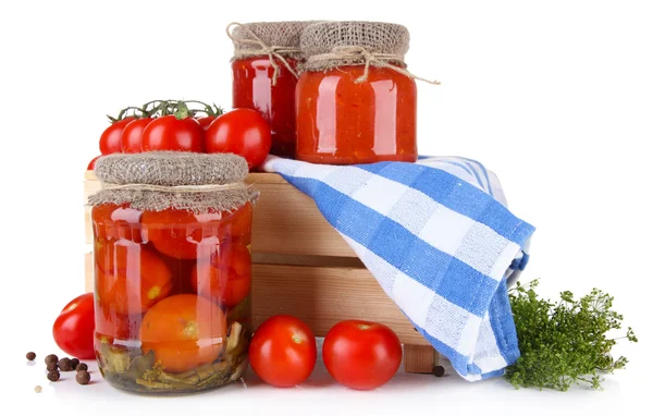 Sabrosos tomates enlatados y frescos, aislados en blanco —  Fotos de Stock