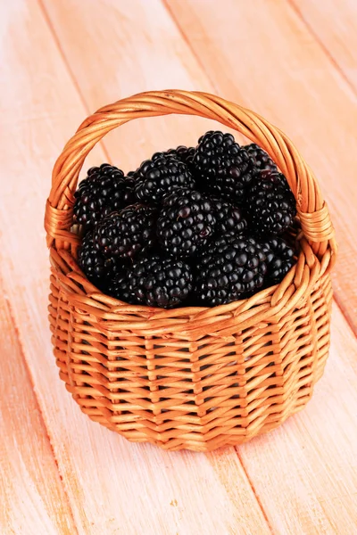 Moras dulces en canasta de mimbre en primer plano de la mesa —  Fotos de Stock