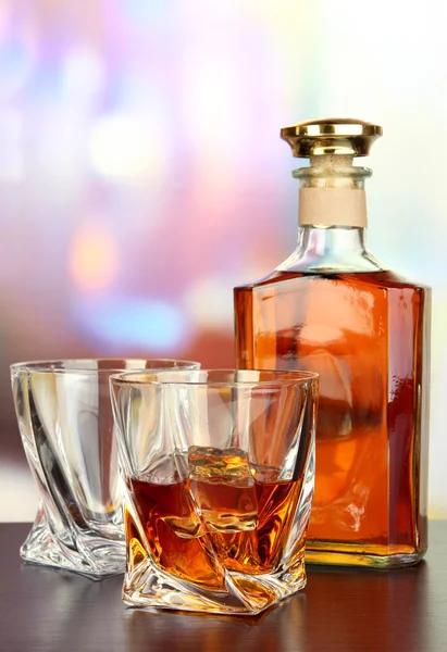 Glas whiskey med flaskan, på mörk bakgrund — Stockfoto