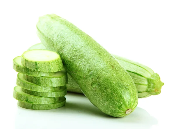 In Scheiben geschnittene und ganze rohe Zucchini, isoliert auf weiß — Stockfoto