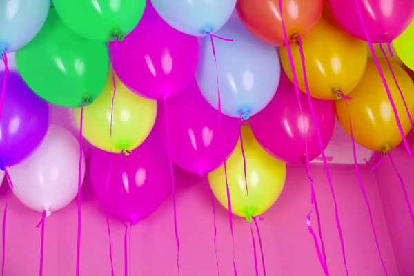 五颜六色的气球，粉色的墙背景 — 图库照片