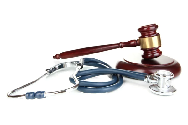 医学法律概念。木槌和听诊器上白色隔离 — 图库照片