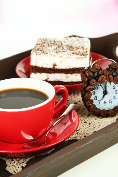 Tazza di tè con torte su vassoio di legno sul tavolo in camera — Foto Stock