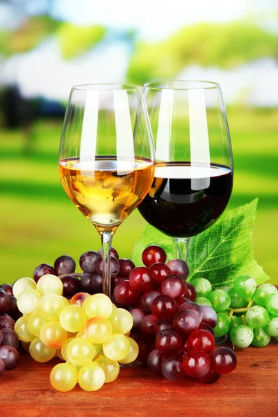 成熟的葡萄和葡萄酒，在明亮的背景上的眼镜 — 图库照片