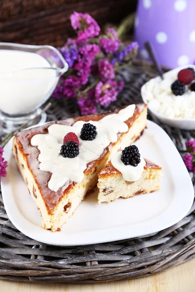 Käseauflauf mit Rosinen auf Teller auf Serviette auf Holztisch Großaufnahme — Stockfoto