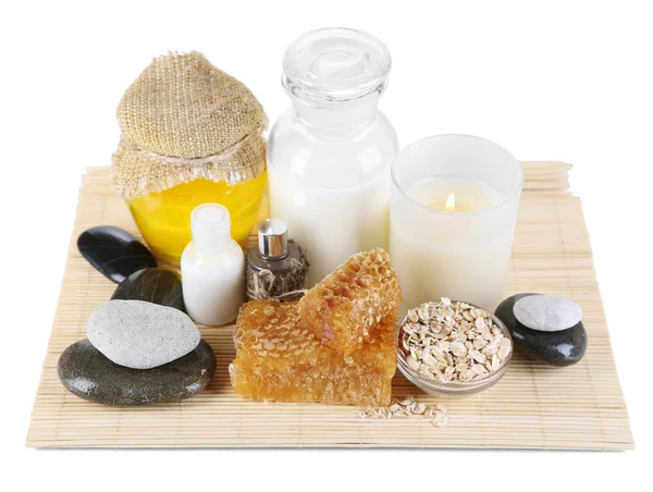 Miel y leche spa con aceites y miel aislados en blanco — Foto de Stock