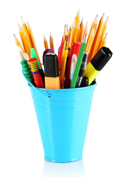 Crayons colorés et autres fournitures d'art dans le seau isolé sur blanc — Photo