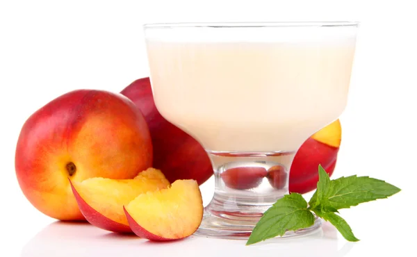 Вкусный йогурт с фруктами, изолированными на белом — стоковое фото