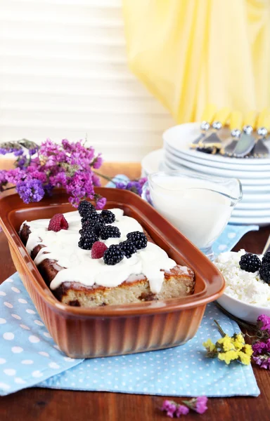 Kaas braadpan met rozijnen in pan op servet op houten tafel close-up — Stockfoto