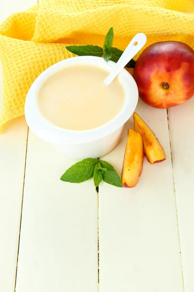 Délicieux yaourt aux fruits sur table close-up — Photo