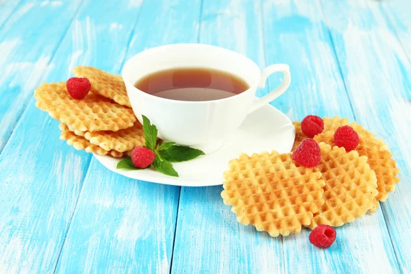 Cup of tea with cookies and raspberries on table close-up — Stock Photo, Image