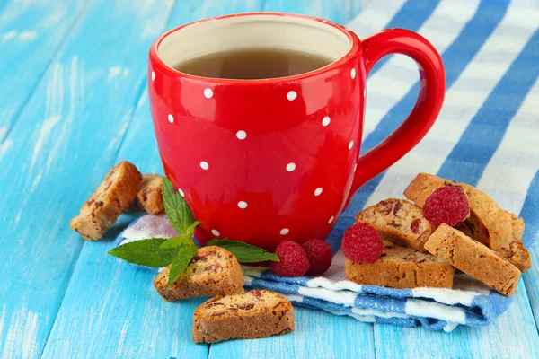 Šálek čaje s cookies a maliny na tabulka detail — Stock fotografie