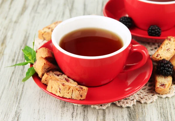 Tassen Tee mit Keksen und Brombeeren auf dem Tisch in Großaufnahme — Stockfoto