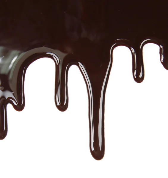 Розтоплений шоколад капає на білому тлі — стокове фото