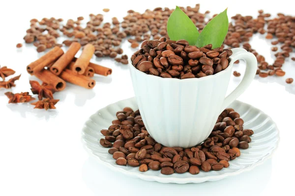 Kaffebönor i cup isolerad på vit — Stockfoto