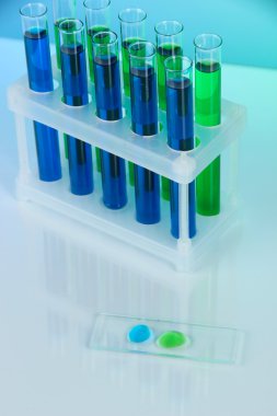 mavi zemin üzerine aynı test tüpleri