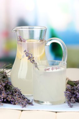 Lavanta limonata içinde parlak zemin üzerine peçete üzerinde cam sürahi