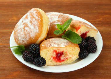 ahşap masa üzerinde meyveleri ile lezzetli börekler