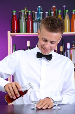 Barmen konyak cam içine yağıyor