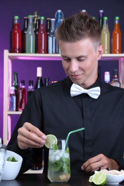 yakışıklı barmen kokteyl bar, hazırlama portresi