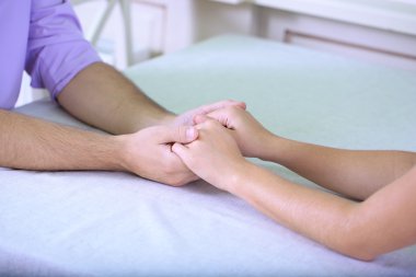 Romantik Çift restaurant masa üzerinde eller