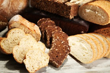 ahşap tahta üzerinde ekmek