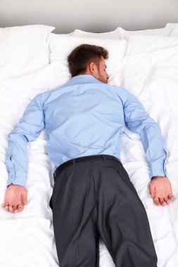 Yakışıklı genç adam yatakta.