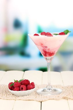 Raspberry melk dessert in cocktailglas, op lichte achtergrondAhududulu süt tatlı parlak zemin üzerine kokteyl cam