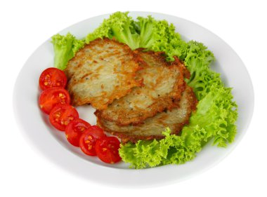 beyaz izole plaka üzerinde patates pancakes