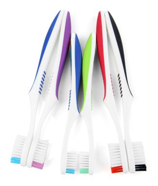 Diş fırçaları üzerinde beyaz izole