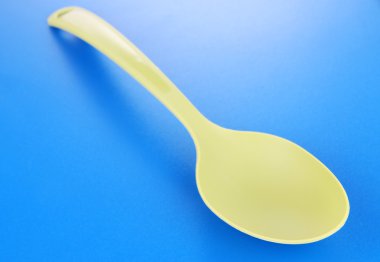 Plastik mutfak kaşık mavi zemin üzerine