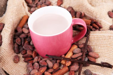 kakao içmek ve çul zemin üzerine kakao çekirdekleri