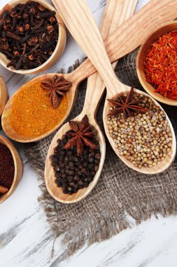 çeşitli baharatlar ve otlar tablo üzerinde kapat