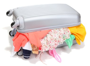 düzgünce katlanmış hiçbir şey üzerinde beyaz izole bavulla