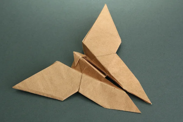 Origami motýla na šedém pozadí — Stock fotografie