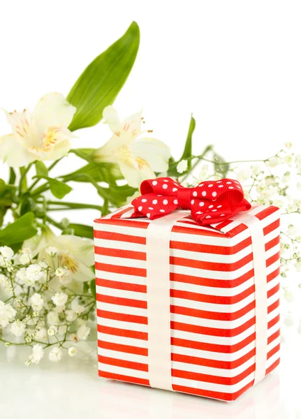 Geschenkbox und Blumen isoliert auf weiß — Stockfoto