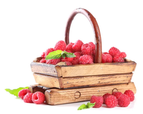 Reife süße Himbeeren im Holzkorb, isoliert auf weiß — Stockfoto