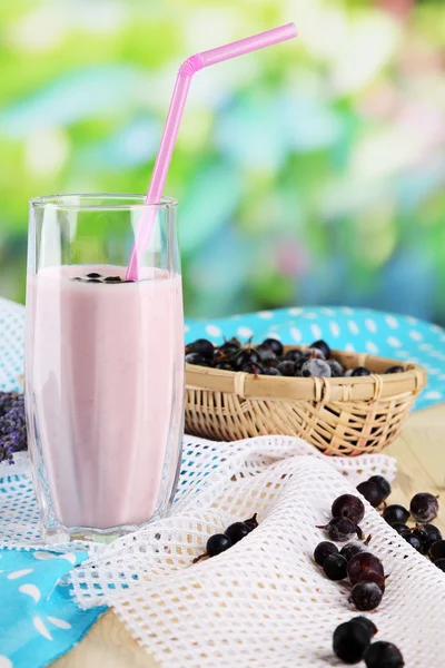 Köstlicher Milchshake mit Brombeere auf Holztisch vor natürlichem Hintergrund — Stockfoto