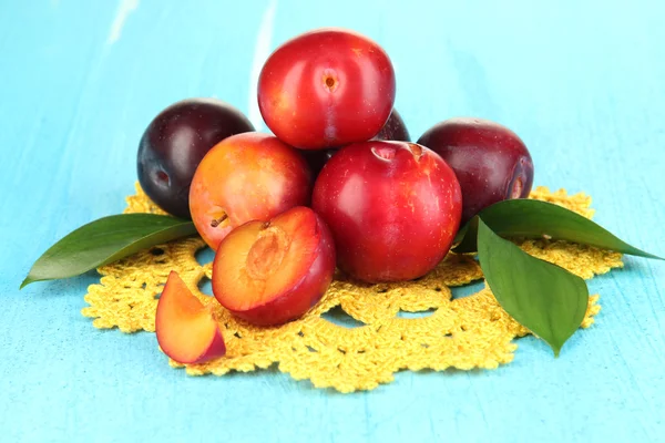 Ripe plums on wooden table close-up — Stock Photo, Image