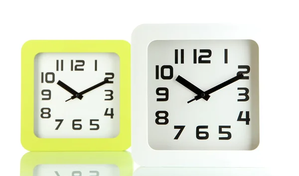 Deux horloges de bureau, isolées sur blanc — Photo